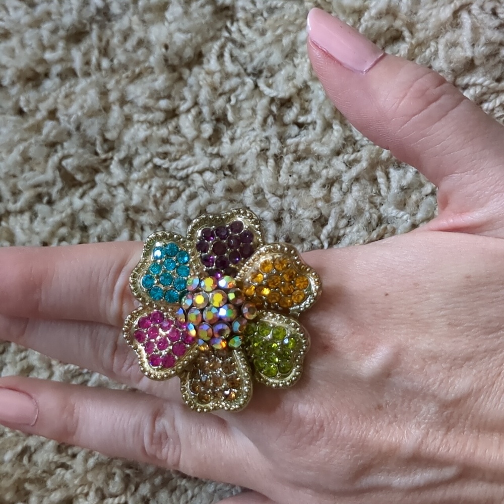 Beautiful Flower Ring! - Picture 2 of 5